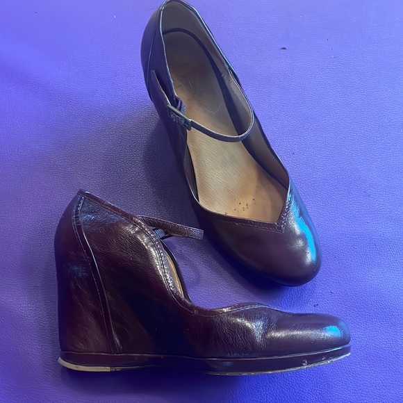 FRYE ‘Heather’ ankle strap sz6 oxblood strap wedge heart shaped vamp - Picture 1 of 8